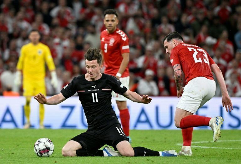 ABD0217_20220613 - KOPENHAGEN - DÄNEMARK: Michael Gregoritsch (AUT) gegen Pierre-Emile Höjbjerg (DNK) am Montag, 13. Juni 2022, anl. der Fußball-Nations-League-Begegnung zwischen Dänemark und Österreich in Kopenhagen. - FOTO: APA/ROBERT JAEGER