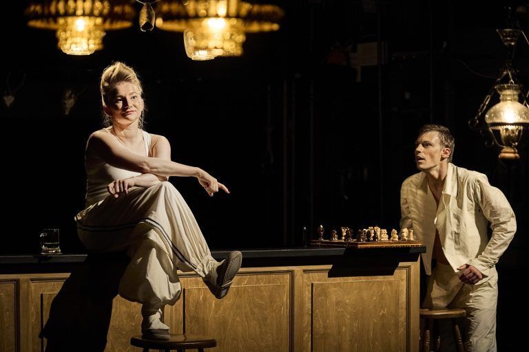 Vivienne Causemann und Nico Raschner in „Abfall, Bergland, Cäsar“ von Werner Schwab. LT/Köhler