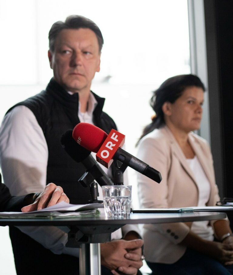 Alexander Moosbrugger mit Sandra Schoch bei der Pressekonferenz am 4. Oktober. vn