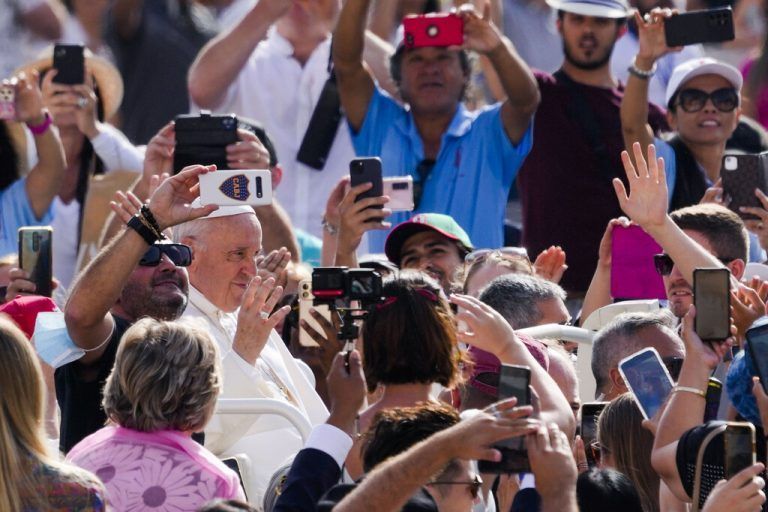Alle wollen ein Foto vom Papst: Am Ende der Generalaudienz am Mittwoch auf dem Petersplatz in Rom betete Franziskus für die Opfer des Erdbebens in Afghanistan. AP