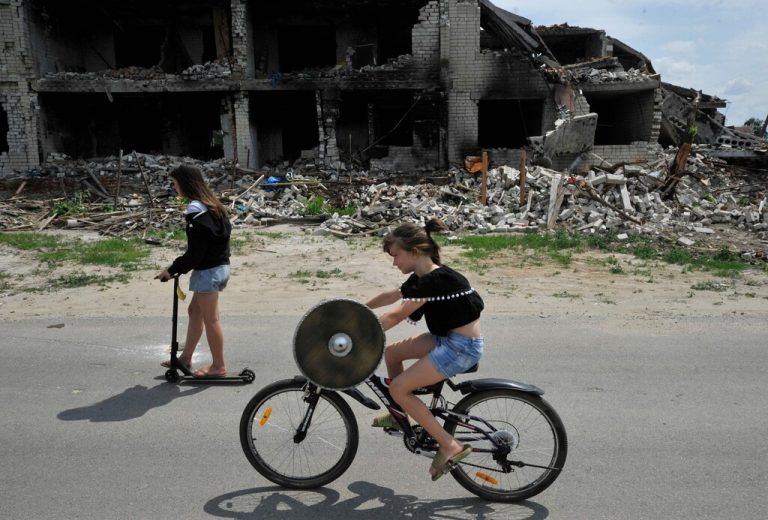 Alltag in der ukrainischen Großstadt Tschernihiw nach den russischen Raketen­angriffen.  AFP