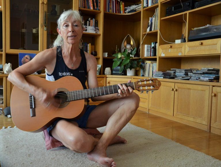 Am Boden sitzend Gitarre spielen und singen, das entspannt. HRJ (3)