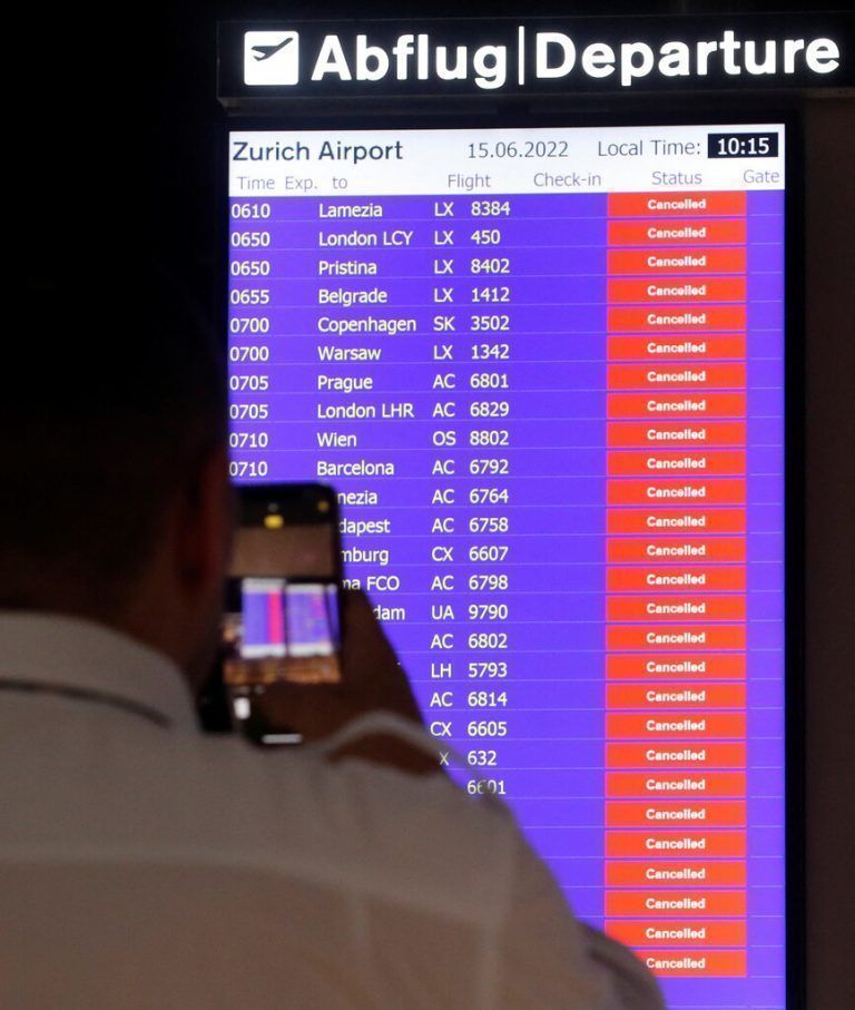 Am Flughafen Zürich mussten am Mittwoch viele Flüge gestrichen werden. reuters