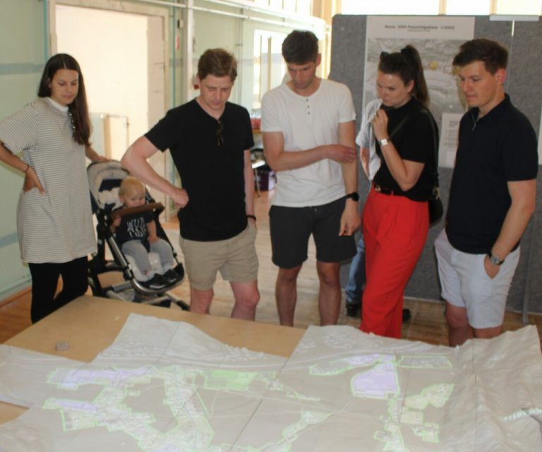 Am informativen Relief ist auch Klein-Emil (im Kinderwagen) höchst interessiert: Bis er in gestandenem Alter ist, soll aus dieser „Spielwiese“ Realität geworden sein.