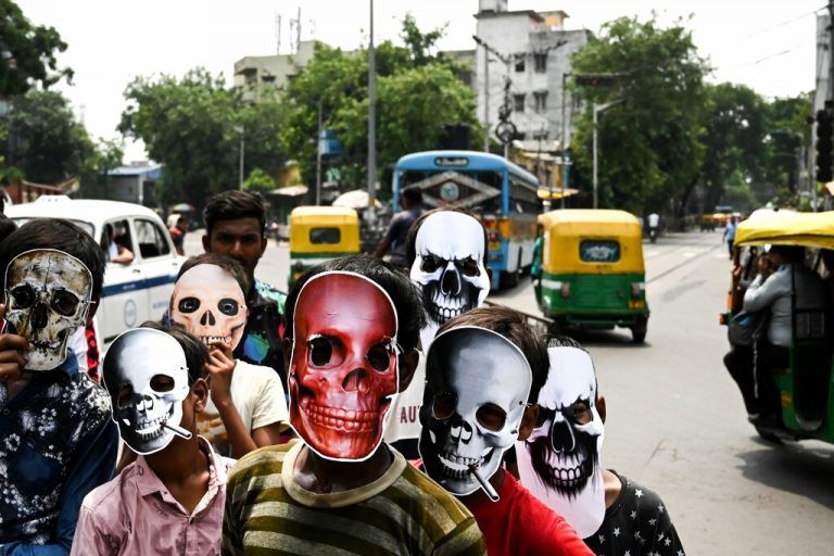 Am Weltnichtrauchertag setzen Schulkinder im indischen Kalkutta mit Masken ein Zeichen gegen den blauen Dunst. AFP