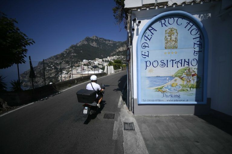 An Italiens berühmter Küstenstraße bilden sich regelmäßig lange Staus. afp