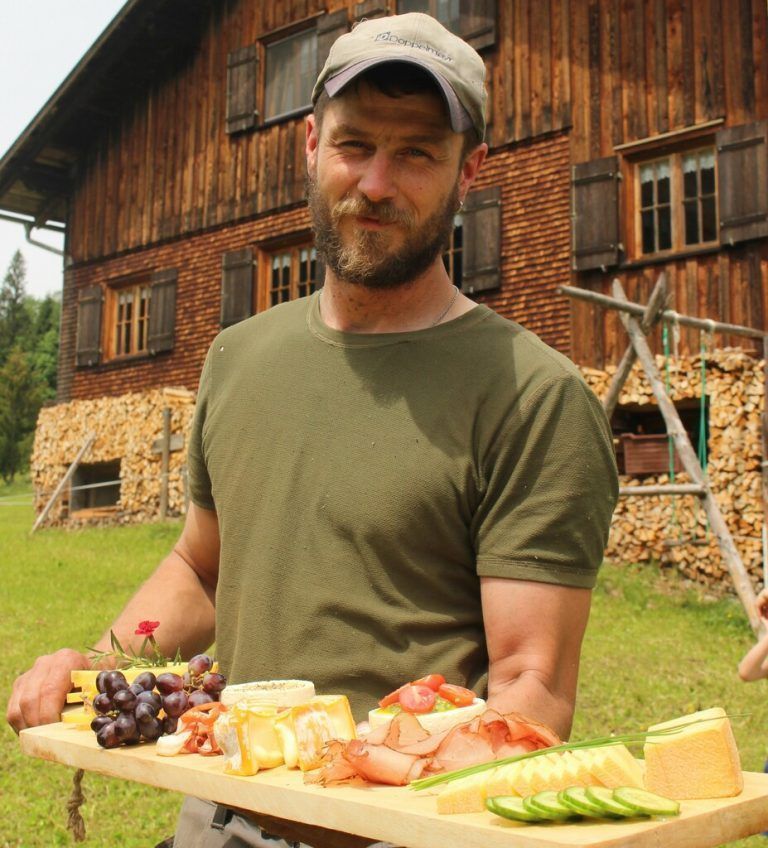 Artur präsentiert die Älpler-Brettl­jause.