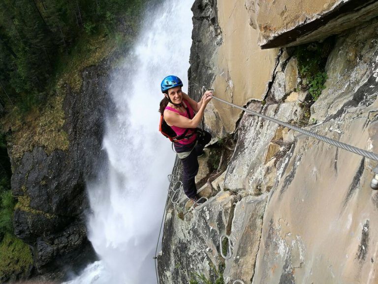 Auch das benachbarte Tirol hat Sabine Moosbrugger für sich entdeckt. Hier ist sie beim Lehner Wasserfall.