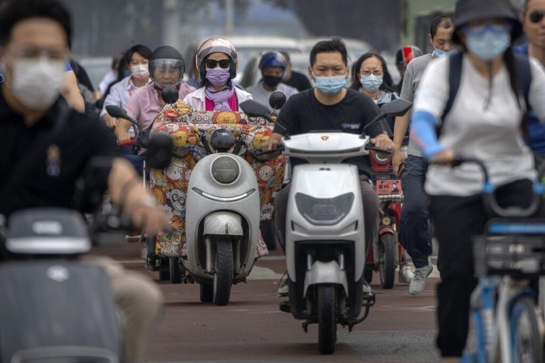 Auch im Freien tragen Pendler in der chinesischen Hauptstadt Peking Maske. AP