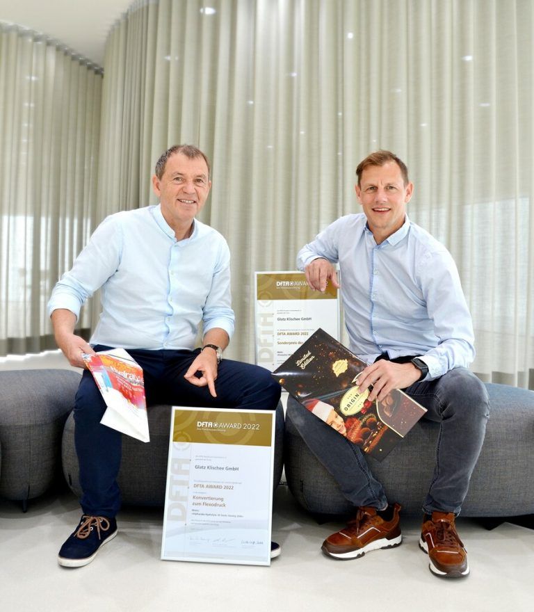 Auszeichnungen Glatz Klischee hat zwei der renommierten DFTA Awards gewonnen. Diese werden alle zwei Jahre vom Flexodruck Fachverband für beispielgebende und richtungsweisende Druckergebnisse vergeben. Manfred Schrattenthaler (l.) und Stefan Dilper freuen sich über die Auszeichnung.glatz