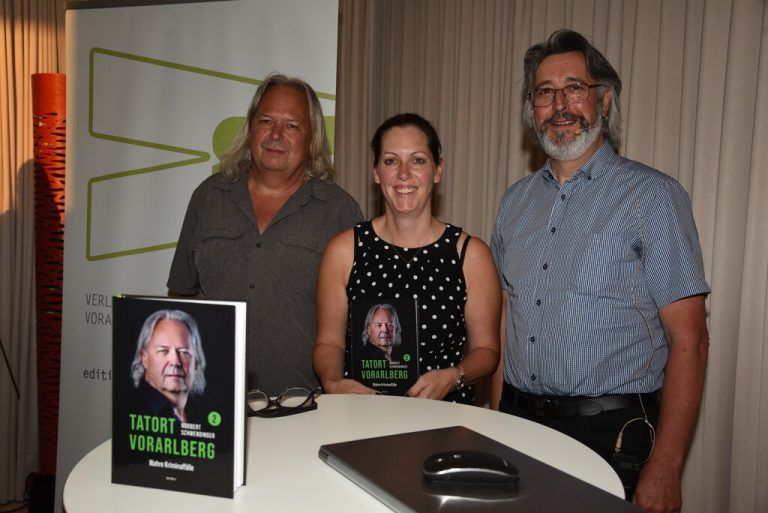 Autor Norbert Schwendinger, Verlegerin Nina Winkler (Editition V) und Vorleser Oswald Wachter (v.l.). VN/GS, POLIZEI/NOVAK