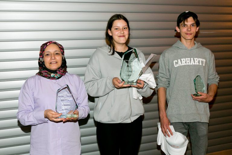 Bäcker Emely Nesensohn (Schnell, Feldkirch) konnte den Landeslehrlingswettbewerb der Bäcker in der Landesberufsschule Feldkirch für sich entscheiden. Den zweiten Platz erreichte Gönül Tarim (Bäckerei Hosp, Frastanz), dritter wurde Rene Gabriel (Bäckerei Breuss, Rankweil). Die Aufgabe: Aus jeweils einem Roggen-, Weizen-, Hefesüß-, Plunder- und Dekorteig stellten sie Backwaren her. wkv/Mathis
