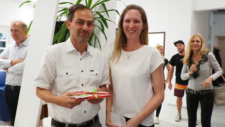 Bauleiter Ralf Scheier bekam ein Präsent von der Leiterin Karin Außerer.