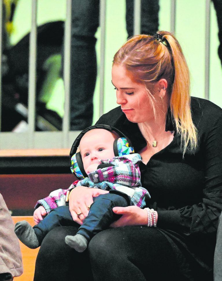 Beate Scheffknecht mit Sohn Lion beim Länderspiel im März in Bregenz gegen Island.GEPA