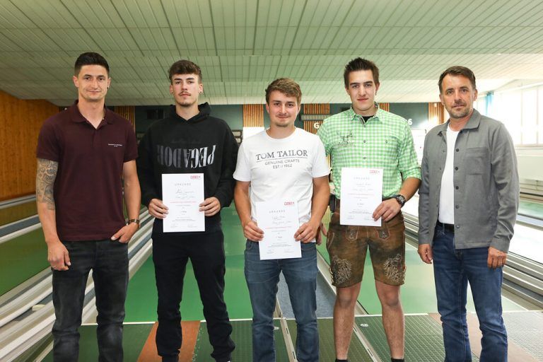 Bei den Landeslehrlingswettbewerben der Dachdecker haben die Vorarlberger Nachwuchsfachkräfte ihr Können unter Beweis gestellt. Den ersten Platz holte sich Stefan Peter, zweiter ist Christoph Peter vor Noah Schnetzer - im Bild mit Lehrlingswart Sascha Schroller (l.) und Innungsmeister Roman Moosbrugger (r.) WKS/Veigl