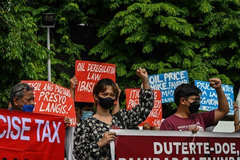 Bei einer Tankstelle in Quezon City auf den Philippinen protestieren Menschen gegen den Ölpreisanstieg. FP