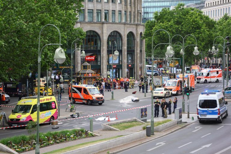 Beim Breitscheidplatz nahe der Gedächtniskirche ist ein 29-Jähriger auf einem Gehsteig in eine Menschenmenge gefahren. Reuters