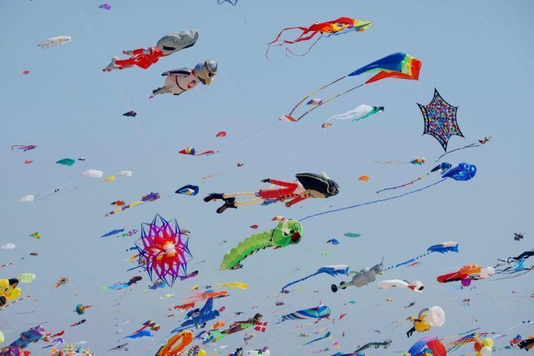 Beim internationalen Drachenfestival auf der Insel Fanø in Dänemark sind zahlreiche bunte Exemplare zu sehen. AFP