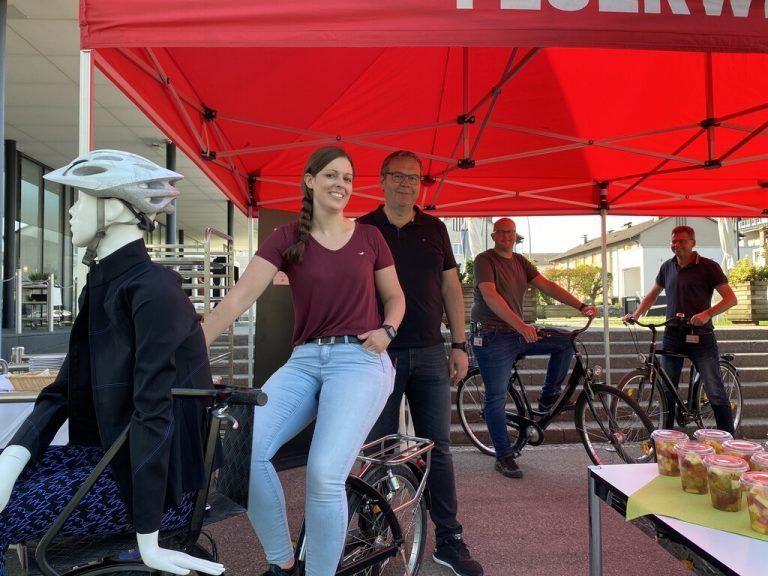 Beim Mobilitätsfrühstück des Textilunternehmens Wolford waren 70 Radlerinnen und Radler anwesend sowie 30 Mitarbeitende, die zur Fuß oder mit Öffis zur Arbeit gekommen sind. Weitere Aktionen sind geplant. Ganzjährig stehen den Mitarbeitenden Leihfahrräder zur Verfügung, außerdem gibt es Fahrradchecks. Fa