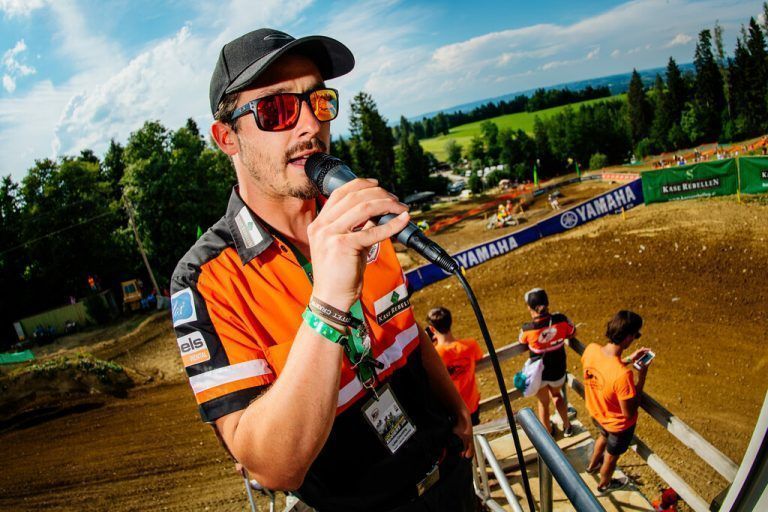 Beim MX Weekend in Möggers versorgt Lukas Greussing als Moderator die Zuschauer mit fachkundigen Informationen.