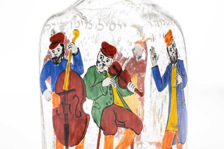 Bemalte Flasche (Purim) mit musizierenden Juden.JÜDISCHES MUSEUM HOHENEMS/DIETMAR WALSER