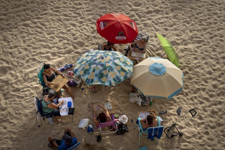 Bingo trotz Hitzewelle: Am Strand im spanischen Cadiz trotzen einige Frauen dem Wetter. Es geht um Temperaturen bis zu 43 Grad. AP