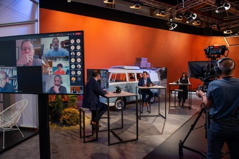 Blum Connects Mit einem Live-Studio, digitalen Meetings, Einladungen zu persönlichen Treffen in den Blum-Schauräumen und einer Microsite konnten die Kunden Produktneuheiten und Designtrends von zuhause oder vom Büro aus erleben.