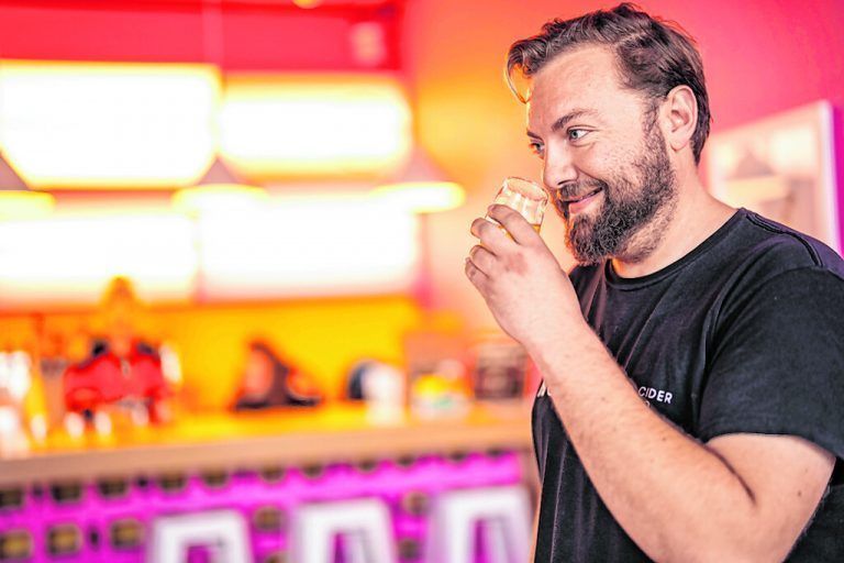 Brodie Thomas von Uncommon Cider stellt seine Produkte vor.Edelweiss | Loren Bedeli