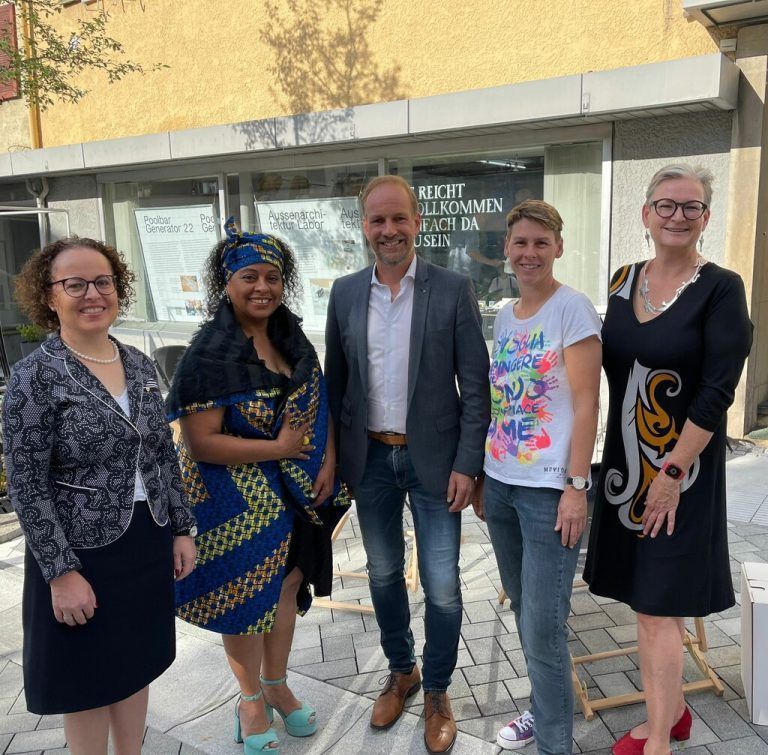 Bundesratspräsidentin Christine Schwarz-Fuchs (v.l.), Tania Maria Rodrigues-Peters, Bgm. Dieter Egger, Vize-Bgm. Patricia Tschallener und Andrea Fritz-Pinggera.Stadt