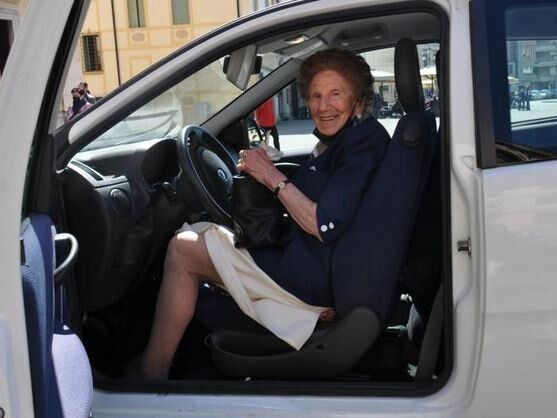 100-jährige Italienerin verlängerte Führerschein bis 2024