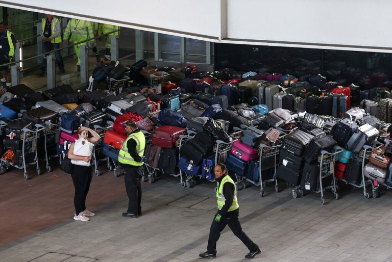 Chaos pur erleben derzeit die Passagiere am Flughafen London-Heathrow. Wegen Personalmangel und technischem Defekt stauen sich dort Koffer-Stapel meterhoch. reuters
