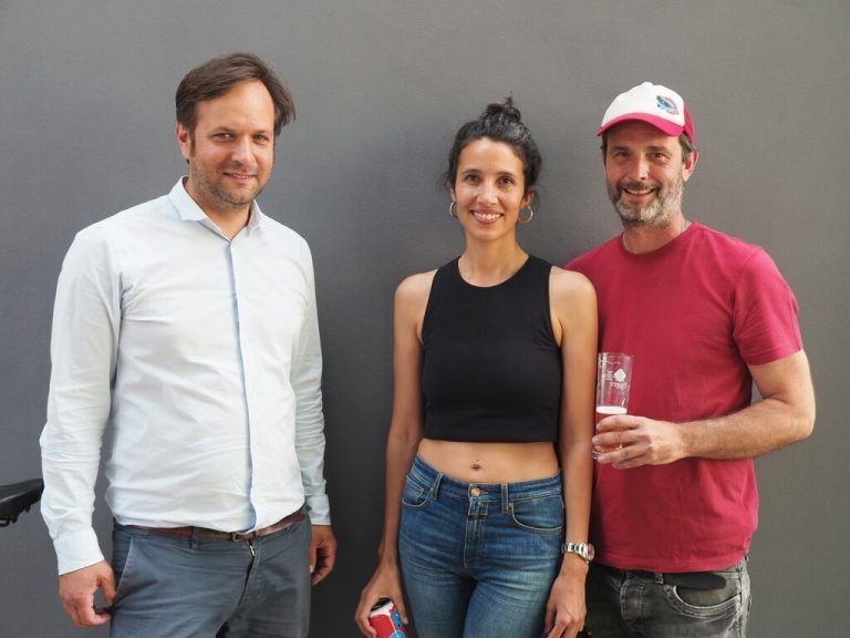 Christian Dosch (Prisma) mit den Projekt-Initiatoren und Hotelbetreibern Rahel Schoenthal und Roland Lang bei der Eröffnung. sie