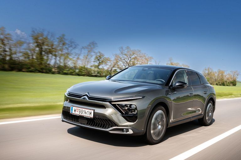 Citroën C5 X: Auf stattlicher Länge, mit 4,80 Metern, erstreckt sich ein Mix aus Schrägheck-Limousine, Kombi und SUV. Familiärer Komfort liegt im Zentrum.