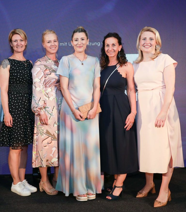 Clarissa Steurer (M.) mit Karin Peer, Carina Fink, Karin Furtner und Ministerin Susanne Raab.Günther Peroutka