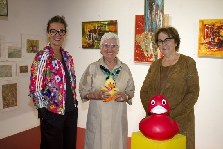 Conny Amman (l.) mit der Künstlerin Silvia Comploj und der Galeristin Sigrid Fritsch. Franc