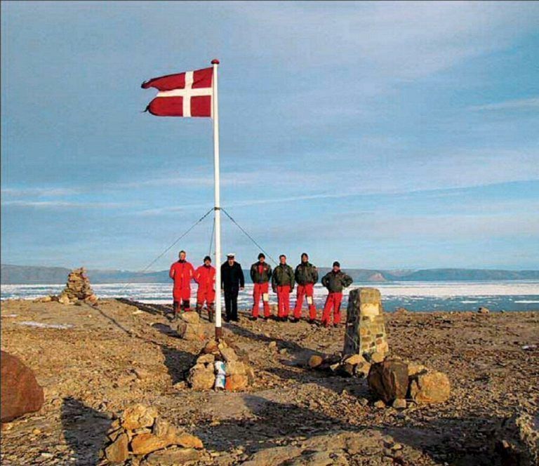 Dänische und kanadische Soldaten wechselten sich ab mit Fahnenhissen. danish navy