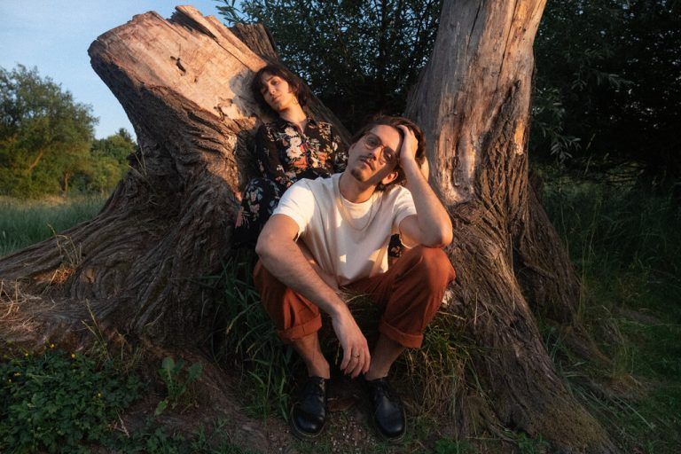 Das Duo Elis Noa aus Wien sprengt die Grenzen von elektronischem Pop. Ihr musikalischer Fundus reicht von Pop über zeitgenössischen R&B bis hin zu Einflüssen aus dem Future Soul. ELIS NOA