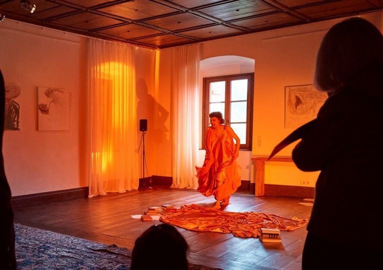 Das Kollektiv Contemporament realisierte auf Schloss Amberg eine Wandelperformance. breuer