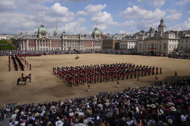 Das Militär ehrte seine Oberbefehlshaberin mit der traditionellen Parade „Trooping the Colour“.