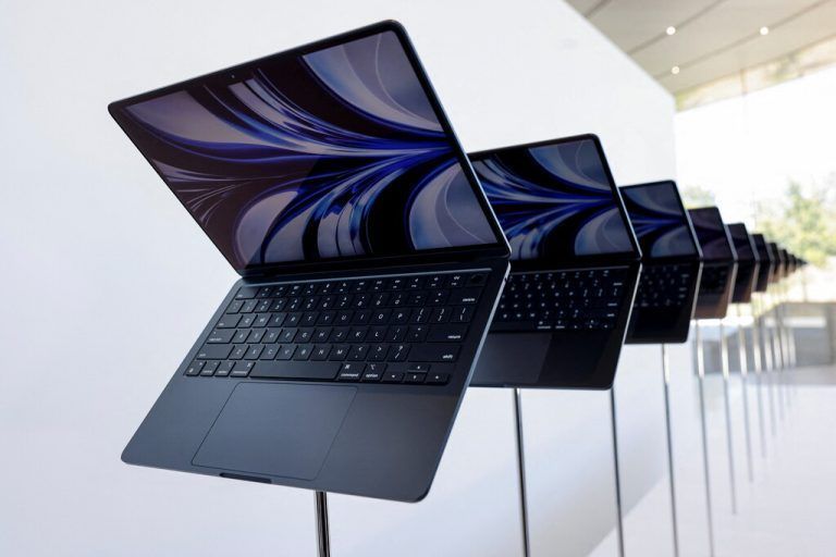 Das neue McBook Air ist mit einem M2-Prozessor ausgestattet.REUTERS