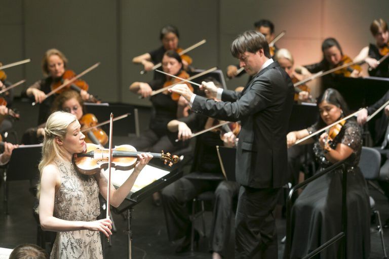 Das Symphonieorchester Vorarlberg unter Leo McFall mit der Solistin Eldbjörg Hemsing im Feldkircher Montforthaus. sov/mathis