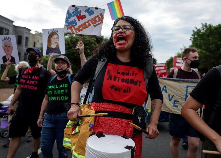 Demonstranten marschieren zum Supreme Court in Washington, um gegen ein mögliches Ende legaler Abtreibung zu protestieren. RTS