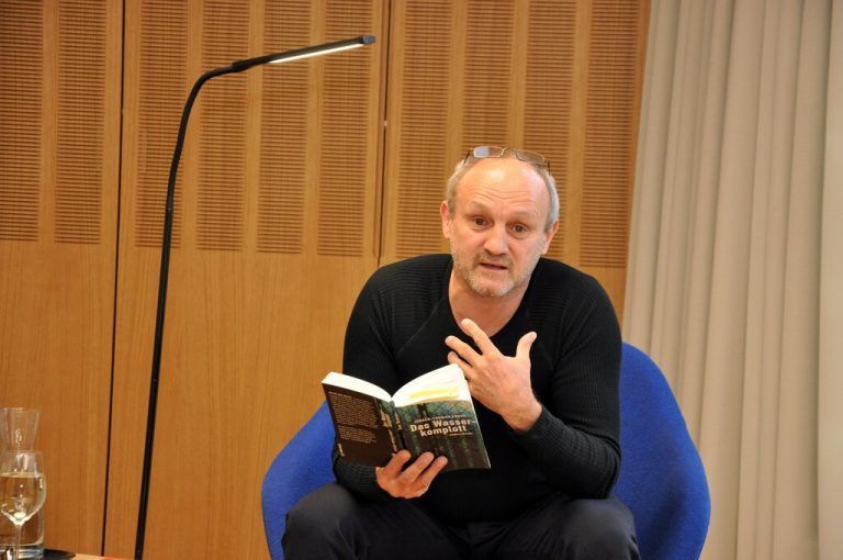 Der Autor gab Kostproben aus seinem Krimi „Das Wasserkomplott“.lcf