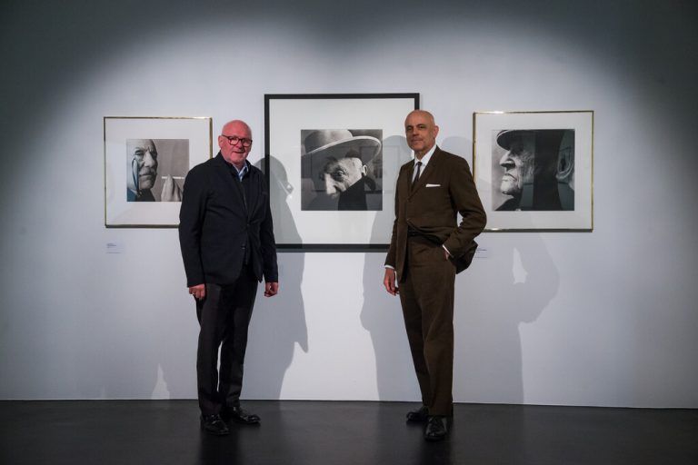 Der Dornbirner Kulturamtsleiter Roland Jörg mit dem Ausstellungskurator Gerald Matt vor Arbeiten von Irving Penn im Flatz Museum. VN/PS