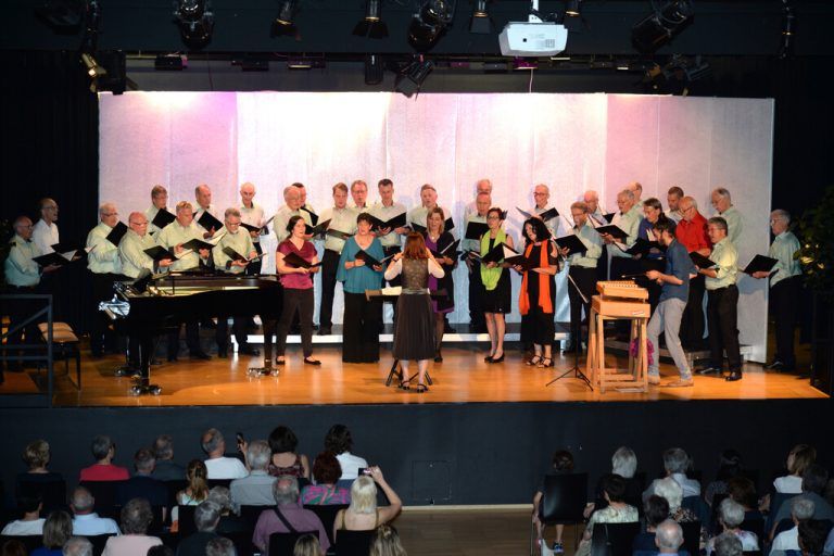 Der Männerchor Frohsinn, das Ensemble Querdur und Elias Menzi.Hellriegel