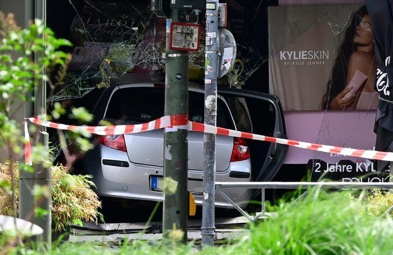 Der Wagen kam in einem Schaufenster zum Stillstand. AFP