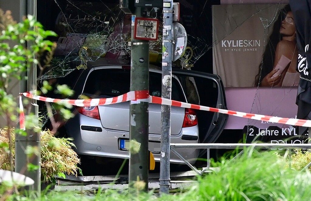 Auto rast in Menschenmenge