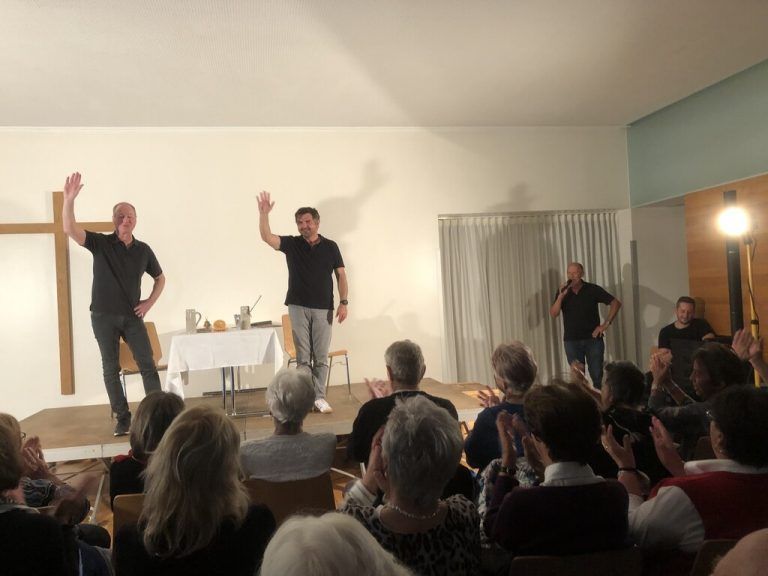 Die beiden Kabarettisten Manfred Kräutler und Markus Lins begeisterten die Lochauer Senioren.sb Lochau