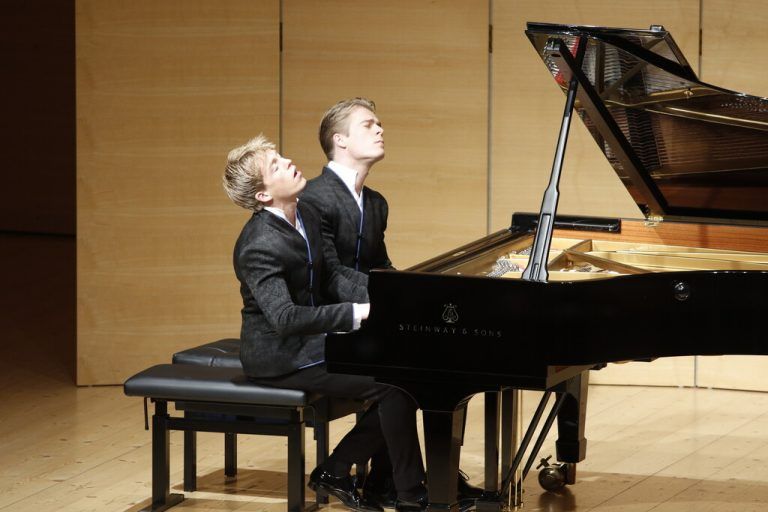 Die Brüder Lucas und Arthur Jussen im Angelika-Kauffmann-Saal.