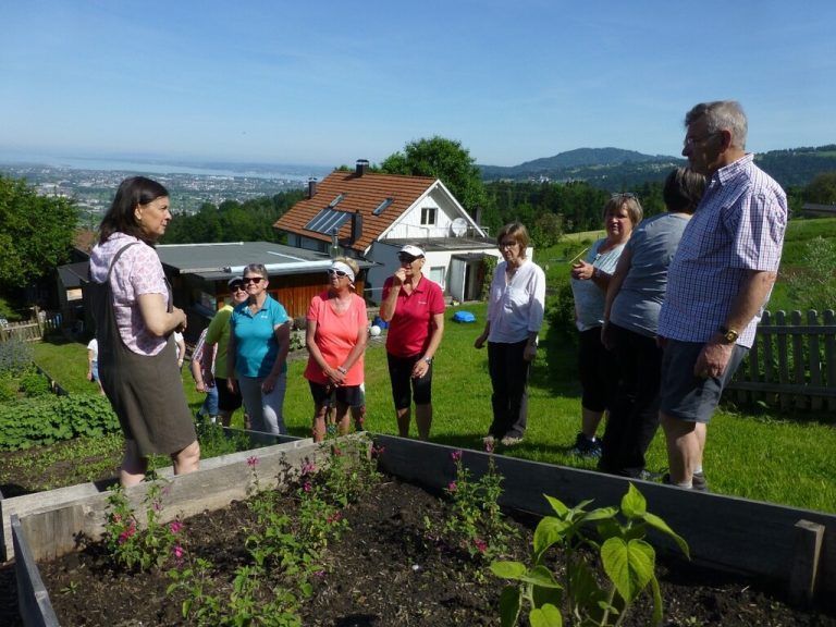 Die Bucher Senioren bei der Führung durch den Kräutergarten. SB Buch